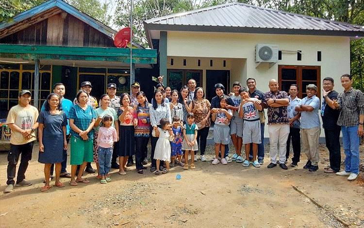 Kapolres Barito Timur Serahkan Kunci Pastori GPIB Betang Nalong