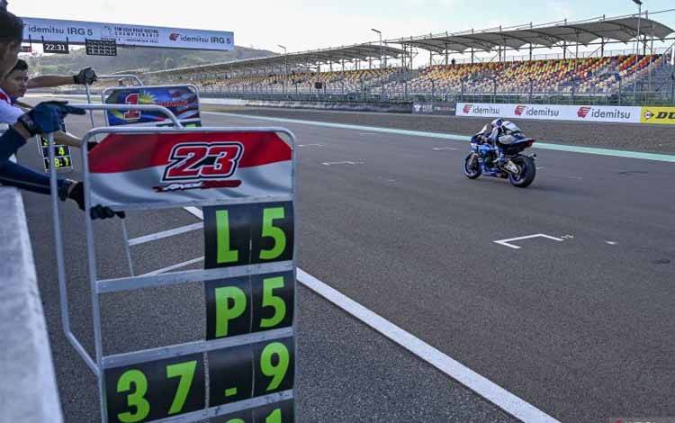 Sejumlah tim pebalap memperlihatkan sign board saat latihan bebas keempat (FP4) kelas SS1000 Idemitsu FIM Asia Road Racing Championship (ARRC) 2023 di Pertamina Mandalika International Street Circuit, KEK Mandalika, Desa Kuta, Kecamatan Pujut, Praya, Lombok Tengah, NTB, Sabtu (12/8/2023). ANTARA FOTO/Ahmad Subaidi/rwa.