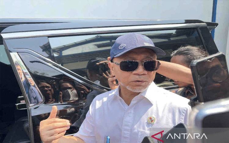Menteri Perdagangan (Mendag) Zulkifli Hasan ditemui di sela memimpin ekspose barang hasil pengawasan yang tidak memenuhi ketentuan di Serang, Banten, Kamis (6/6/2024). ANTARA/Harianto