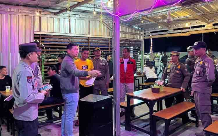 Tim Gabungan Gelar Razia sekaligus Sosialisasikan Kamtibmas di Terowongan Nur Mentaya Sampit