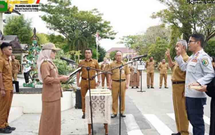 Pj Wali Kota Palangka Raya Lantik 2 Staf Ahli