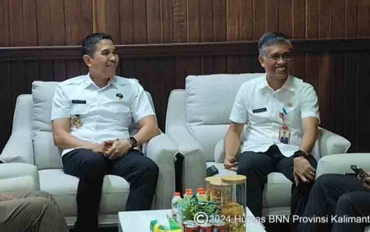 Kepala BNNP Kalteng Brigjen Pol Joko Setiono saat melakukan kunjungan ke kantor Pemkab Lamandau. (FOTO: IST)