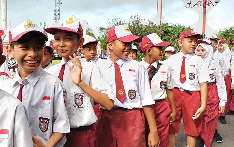 Siswa Sekolah Dasar di Kabupaten Kotawaringin Timur saat mengikuti barisan defile peringatan Hardiknas. (FOTO: DEWIP)