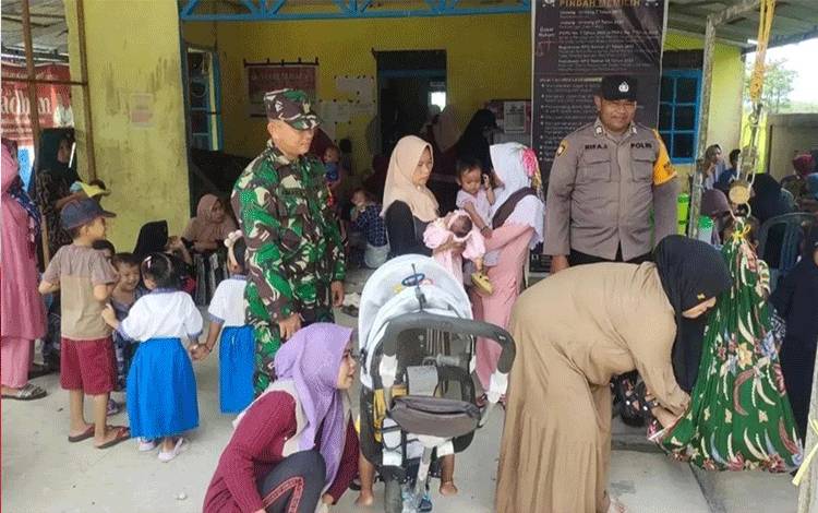 Sinergitas TNI-Polri di Kecamatan Kapuas Hilir Lakukan Pendampingan Kegiatan Posyandu