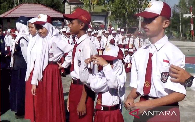 Foto Arsip - Sejumlah pelajar SD di Kotim ketika mengikuti upacara pagi. (ANTARA/Devita Maulina)