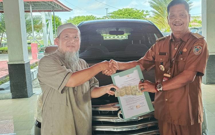 Pj Bupati Serahkan Kendaraan Dinas Kepada Ormas Islam di Seruyan