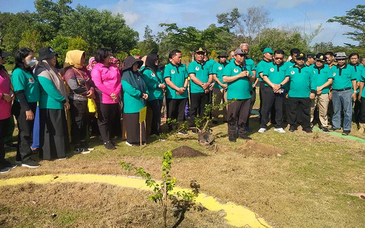 Penjabat Bupati Sukamara, Kaspinor menanam pohon di Taman Sukma Indah pada kegiatan peringatan Hari Lingkungan Hidup Sedunia, Selasa, 11 Juni 2024. (FOTO:NORHASANAH)