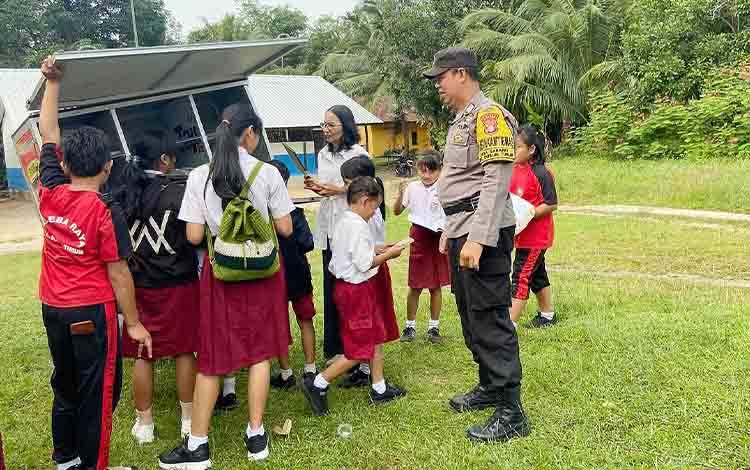 Bhabinkamtibmas Desa Sarapat Tingkatkan Minat Baca dengan Bajaka Presisi?