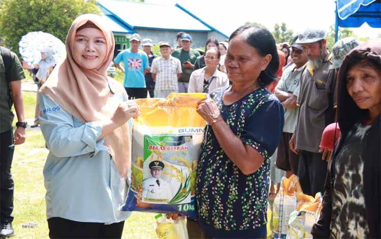 Asisten Ekbang Kalteng Distribusikan Pasar Murah di Katingan