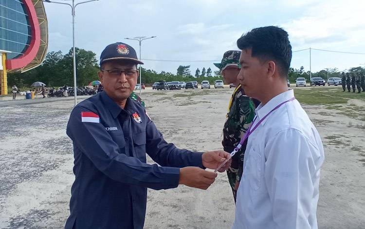 Ketua KPU Kobar Chaidir menyematkan id card peserta Orientasi Tugas dan Pembinaan Teknis pada Pilkada Gubernur dan Wakil Gubernur Kalteng sertb? Bupati dan Wakil Bupati Kabupaten Kobar 2024 yang diikuti oleh 282 PPS dan 30 PPK, Selasa, 11 Juni 2024