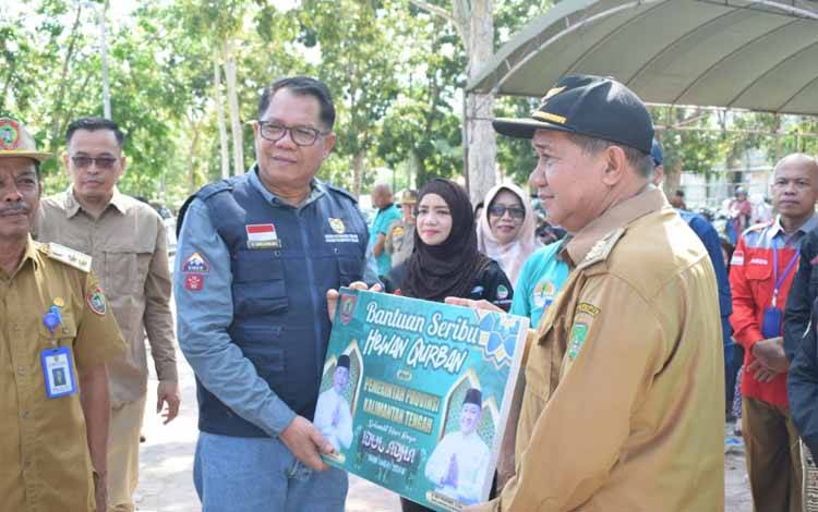 Kepala Dinas Kelautan dan Perikanan (Dislutkan) Provinsi Kalteng H Darliansjah saat menyerahkan bantuan sapi kurban secara simbolis di Kabupaten Sukamara, Selasa, 11 Juni 2024. (FOTO:ADIT)