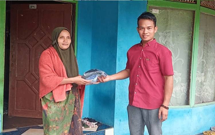 Pemdes dan BPD Maragut Barito Timur Bagikan Bantuan Benih Sayuran ke Warga