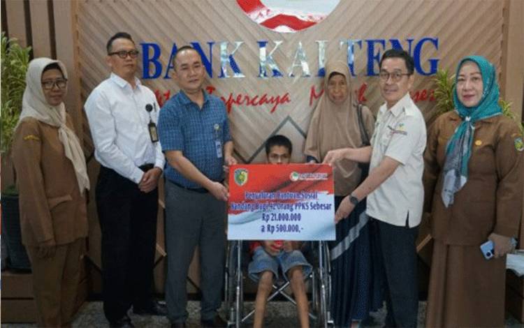 Penyerahan bantuan secara simbolis bagi PPKS di Palangka Raya. (FOTO: HUMAS)