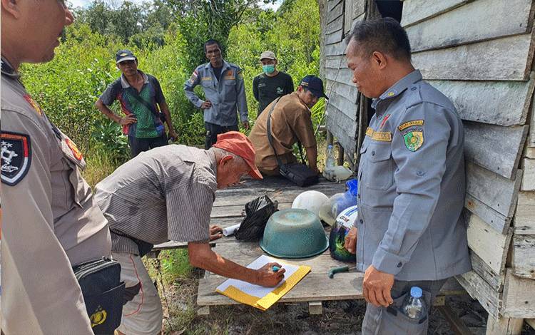Satlinmas Kelurahan Tumbang Tahai Mediasi soal Perbatasan Lahan Warga antar-RT