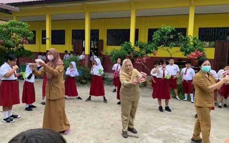 Puskesmas Bukit Hindu Adakan Kegiatan Sikat Gigi Massal di SDN 1 Palangka