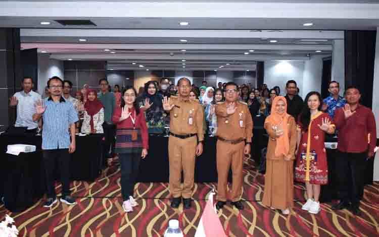 Kepala Dinkes Kalteng, Suyuti Syamsul foto bersama saat rangkaian Pertemuan Monev Pemeriksaan Tes Cepat Molekuler (TCM) dan Sistem Transportasi Spesimen, baru baru ini. (APUL)