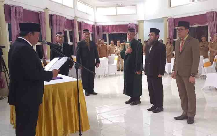 PJ Bupati Sukamara, kaspinor melantik 2 pejabat pimpinan tinggi Pratama di rumah jabatan Bupati Sukamara. (FOTO: NORHASANAH)