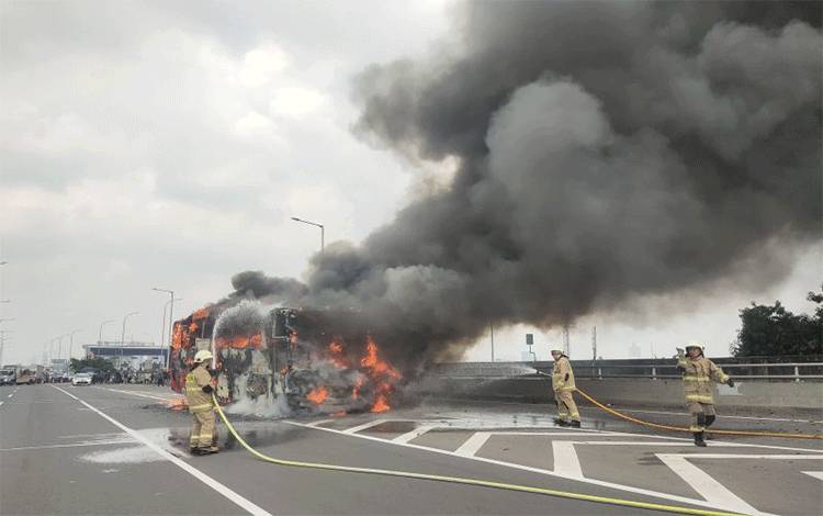 Sebuah Bus Bergambar Telawang Khas Kalteng Bertuliskan Ela Mikeh Terbakar di Tol Jakarta