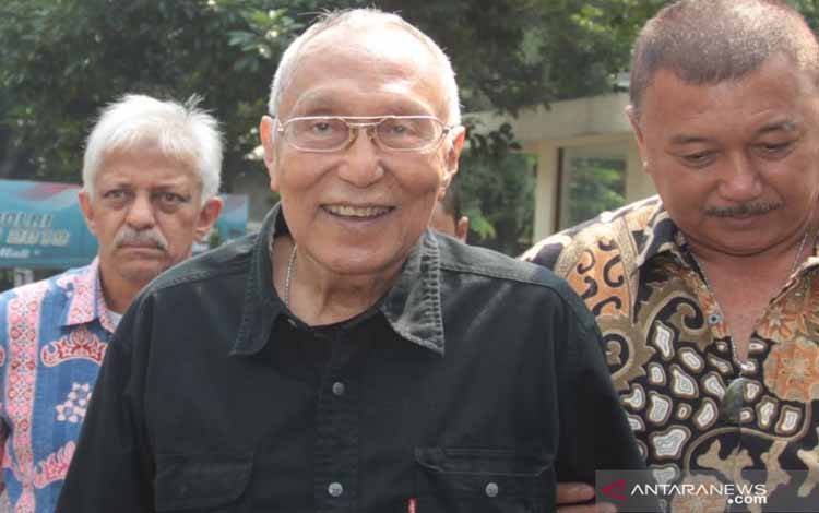 Arsip foto - Politikus senior Partai Gerindra, Permadi Satria Wiwoho (tengah) didampingi penasihat hukumnya bersiap menjalani pemeriksaan di Direktorat Reserse Kriminal Khusus (Ditkrimsus) Polda Metro Jaya, Jakarta, Senin (27/5/2019). ANTARA FOTO/Reno Esnir/ama/art