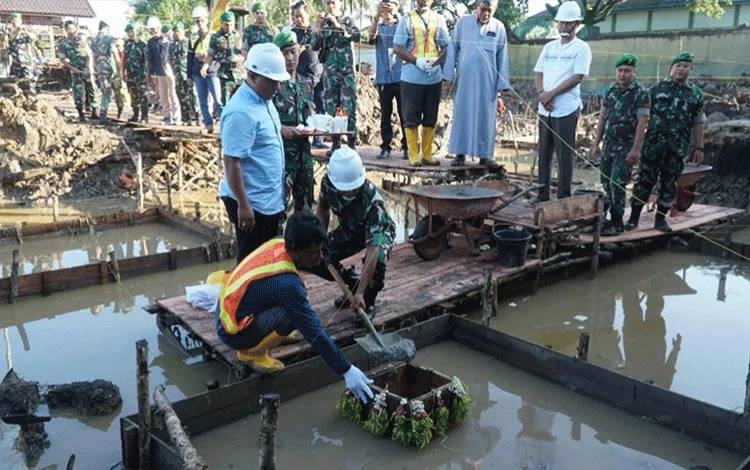 Dandim Kuala Kapuas Lakukan Peletakan Batu Pertama Pembangunan Makodim Baru