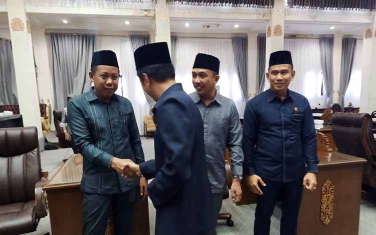 Pj Bupati Barito Utara, Muhlis salami anggota DPRD dan kepala perangkat daerah usai mengikuti rapat paripurna. (foto: Dhani)