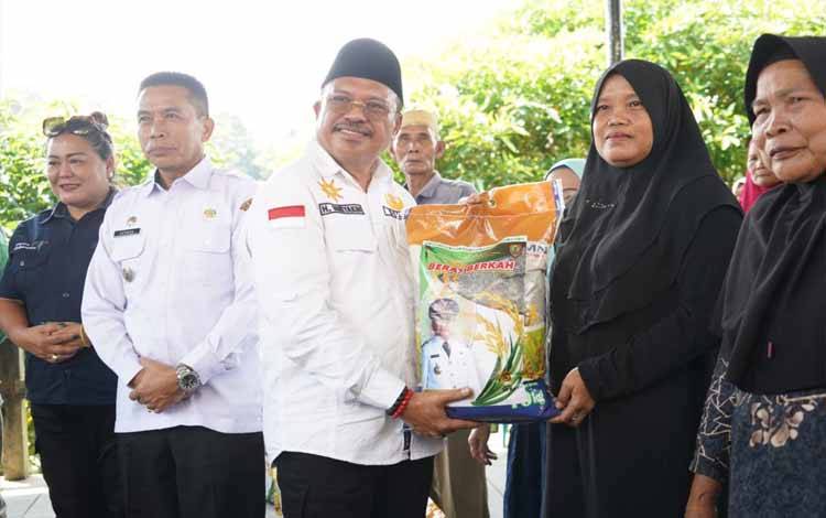 Sekda Kalteng Distribusikan Bapok Pasar Murah di Murung Raya