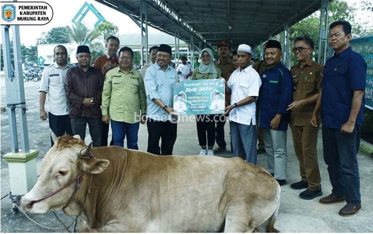 Pemprov Kalteng Gelar Pasar Murah dan Serahkan Hewan Kurban ke Murung Raya
