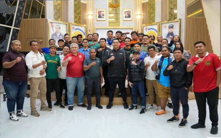 Menpora Dito Ariotedjo (tengah) bersama Presidium Nasional Suporter Sepak Bola Indonesia (PN-SSI) di Media Center Kemenpora, Jakarta, Rabu (12/6/2024). ANTARA/HO-Kemenpora