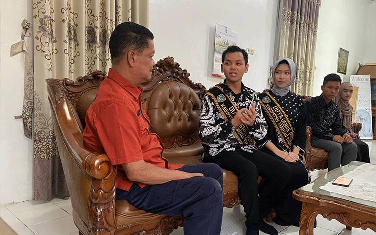 Pj?Bupati Seruyan?Djainuddin Noor, saat berbincang bersama!?Duta Generasi Remaja Kabupaten Seruyan Tahun 2024. (Foto : Prokom Seruyan)