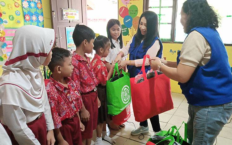 Yayasan Tangan Pengharapan Berikan Bantuan Pendidikan di SDN 4 Tamiang Layang?