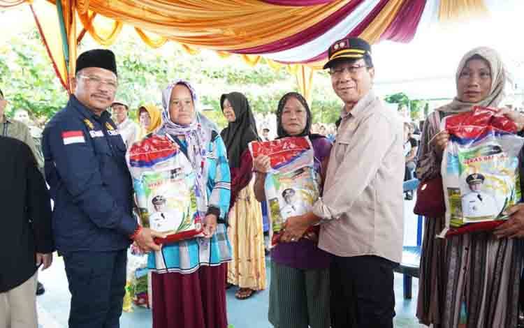 Pemprov Kalteng Gelar Pasar Murah di Bartim dan Serahkan 20 Sapi Kurban