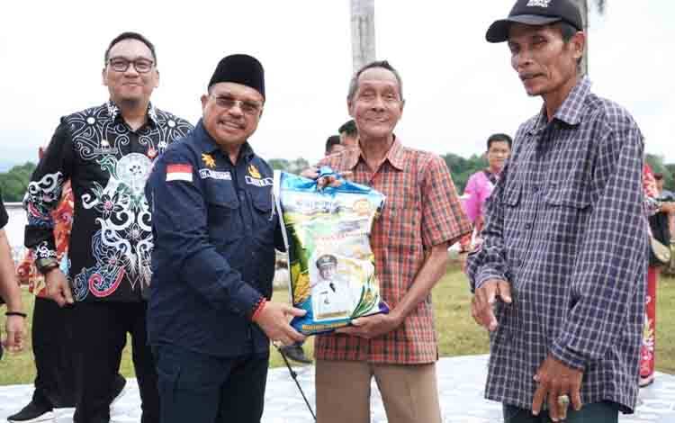 Warga Buntok Terima 1600 Paket Bahan Pokok Gratis Jelang Idul Adha
