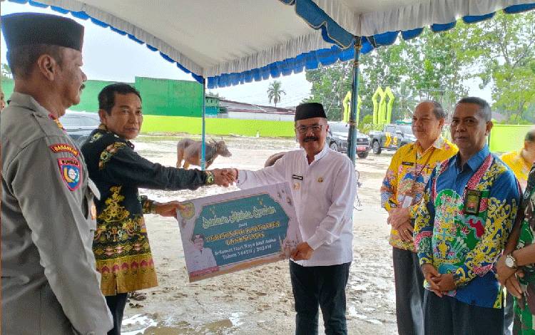 Pemkab Gunung Mas Bagikan Bantuan Hewan Kurban Sebanyak 26 Sapi