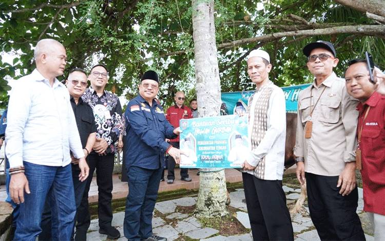 Sekda Kalteng Serahkan 35 Ekor Sapi Kurban ke Pemkab Barsel