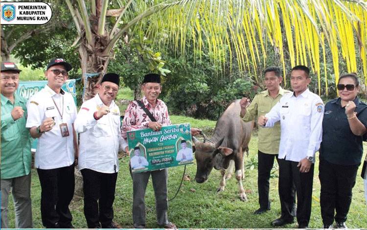 Pj Bupati Murung Raya Dampingi Sekda Kalteng Buka Pasar Murah dan Serahkan Hewan Kurban di Laung Tuhup