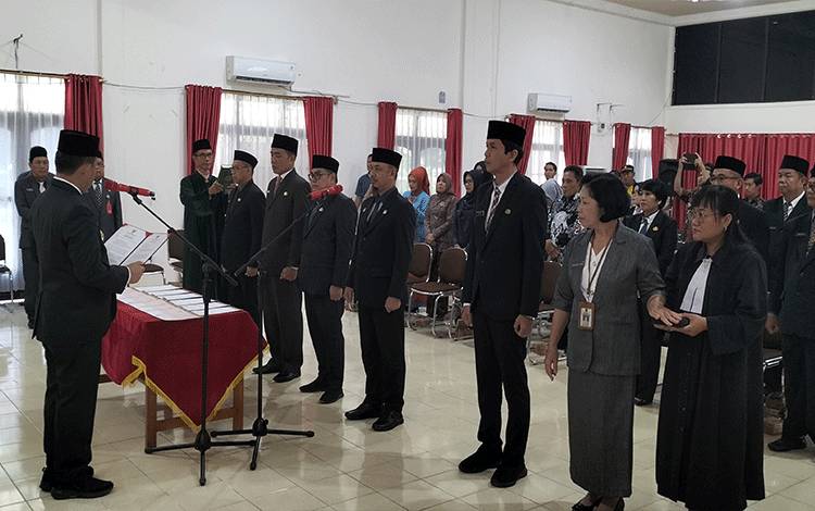 Pj Bupati Barsel, Deddy Winarwan mmm lantik?6 Pejabat Tinggi Pratama di lingkup?Pemkab Barito Selatan. (FOTO:URIUTU DJAPER)