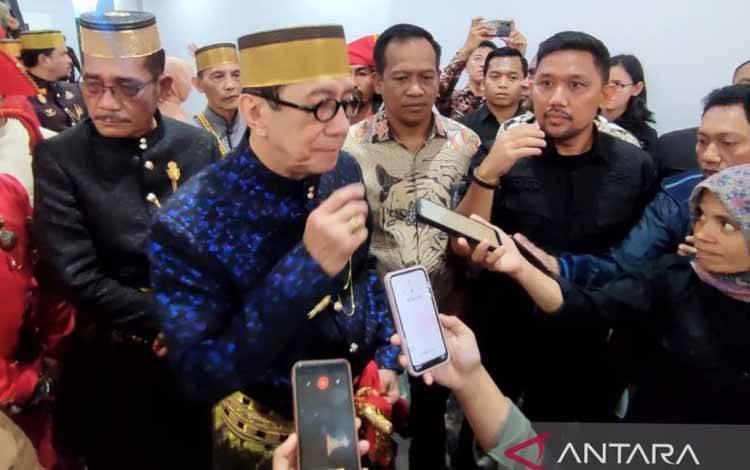 Menteri Hukum dan HAM Yassona Laoly (dua kiri) didampingi Kepala Kanwil Kemenkumham Sulsel Liberti Sitinjak (kiri) menjawab pertanyaan wartawan disela peresmian kantor baru Kanwil Kemenkumham di Jalan Sultan Alauddin Makassar, Sulawesi Selatan, Jumat (14/6/2024). ANTARA/Darwin Fatir.