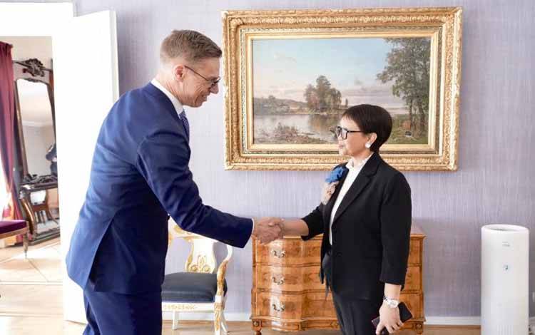Menteri Luar Negeri RI Retno Marsudi (kanan) melakukan kunjungan kehormatan kepada Presiden Finlandia Alexander Stubb (kiri) di Helsinki, pada Kamis (13/6/2024). (ANTARA/HO-Kemlu RI)