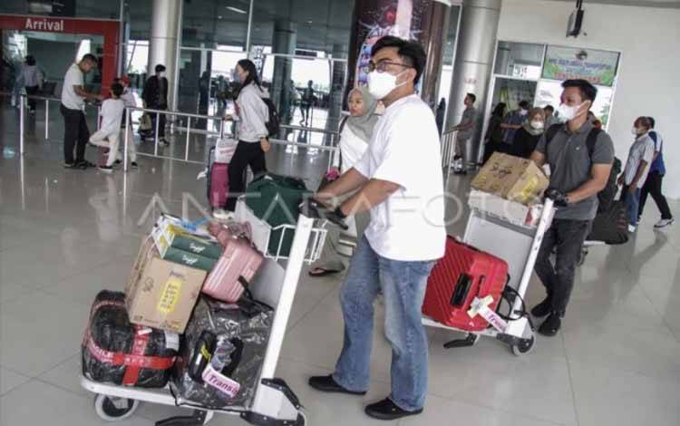 Foto Arsip - Sejumlah penumpang berjalan setibanya di terminal kedatangan di Bandara Tjilik Riwut, Palangka Raya, Kalimantan Tengah. (ANTARA/Makna Zaezar/YU)