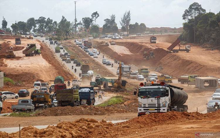 Sejumlah kendaraan melintasi proyek pengembangan jalan yang menghubungkan kawasan industri dan Kawasan Ekonomi Khusus (KEK) di Batam, Kepulauan Riau, Jumat (15/3/2024). ANTARA FOTO/Teguh Prihatna/Spt.