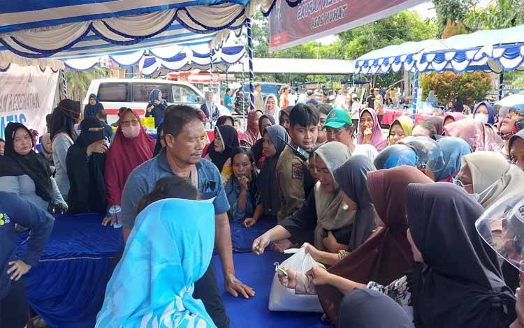 Warga Antusias Datangi Pasar Murah di Kantor Disdagperinkop UKM Kapuas