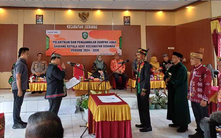 Bupati Kotim Lantik Damang Kepala Adat Kecamatan Seranau