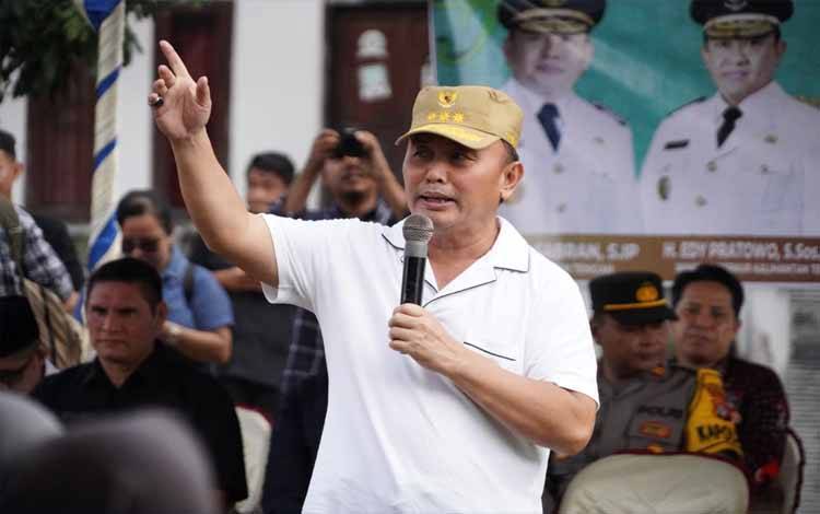 Gubernur Kalteng Bagikan Bapok Gratis di Seruyan