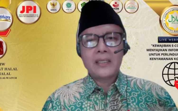 Direktur Eksekutif IHW Ikhsan Abdullah dalam webinar Kewajiban Menyajikan Layanan Informasi Halal Bagi E-commerce Demi Terwujudnya Perlindungan dan Kenyamanan Konsumen yang diikuti di Jakarta, Kamis (14/11/2021). (ANTARA/Hreeloita Dharma Shanti)