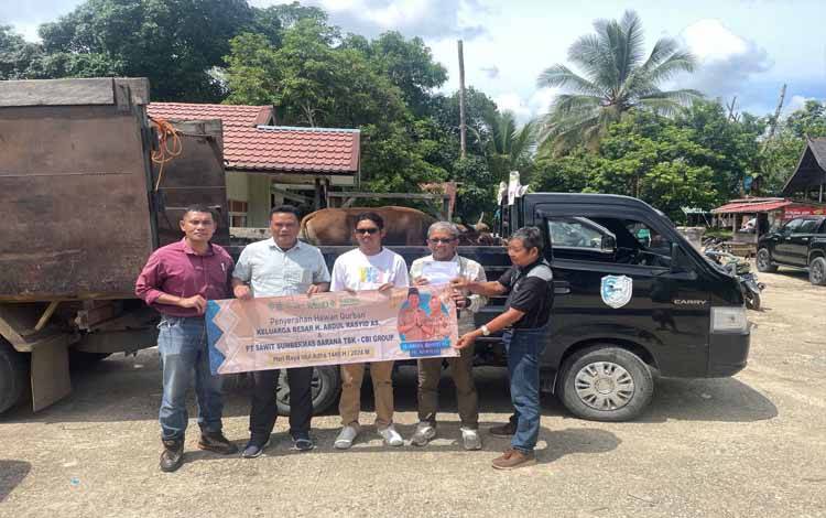 H Abdul Rasyid AS Bagikan Sapi Kurban di Barito Utara