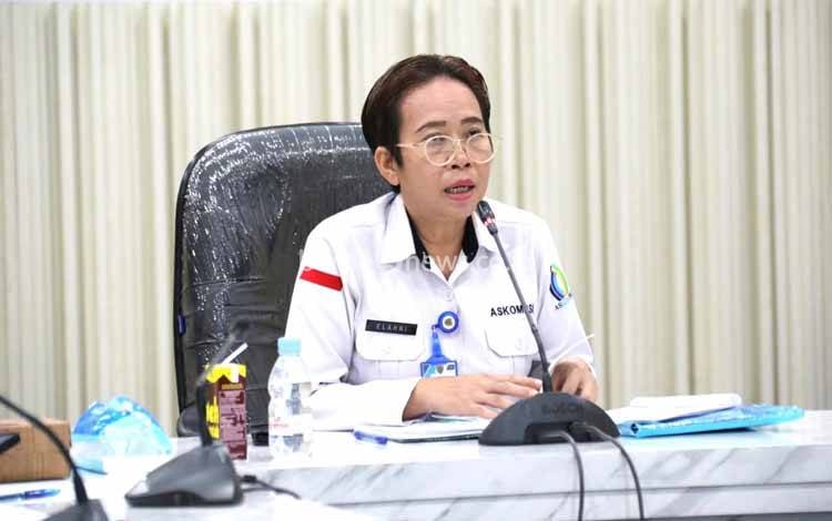 Kabid Pengembangan Perpustakaan dan Pembudayaan Gemar Membaca Elahni Hajati S.W saat mewakili Kepala Dispursip Provinsi Kalteng, Nunu Indriani baru baru ini. (FOTO: MARIO)