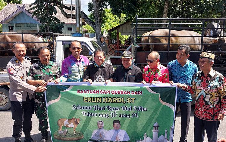 Jelang Idul Adha, Pj Bupati Kapuas Serahkan Bantuan Sejumlah Hewan Kurban