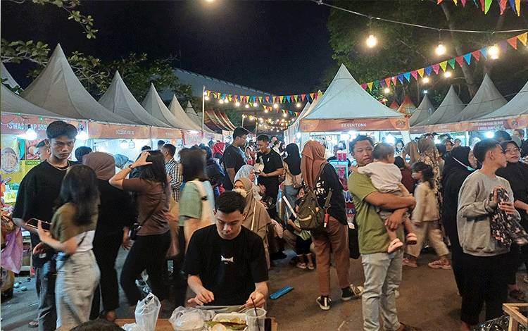 Masyarakat padati hari Terakhir Sampit Expo, Sabtu, 15 Juni 2024. (FOTO: DEWIP)