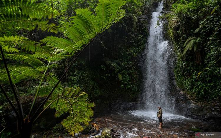 Wisatawan bermain air di kawasan wisata Air Terjun Mandala, Ciater, Kabupaten Subang, Jawa Barat, Sabtu (27/4/2024). ANTARA FOTO/Raisan Al Farisi/nym.