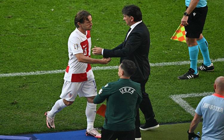 Pelatih Kroasia Zlatko Dalic bersama kapten Luka Modric saat kalah 0-3 dari Spanyol pada laga Grup B Piala Eropa 2024 di Berlin, Sabtu (15/6). ANTARA/AFP/GABRIEL BOUYS